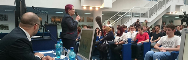 Peste 400 de liceeni au participat azi la primul dintre Atelierele IQ bancar, sustinute de Banca Transilvania