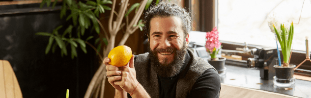 #BTStory – Limonada lui Iulian. Descopera povestea lui Iulian, tanarul care aduce fericire folosind doar lamaie, apa si multa bunavointa.